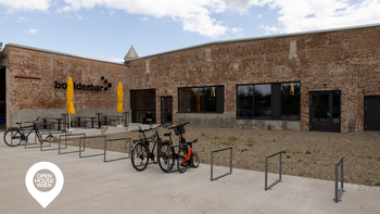 Eingangsbereich der boulderbar St. Pölten mit Fahrradständer.