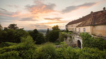 Eine Gesamtansicht der Burg Bernstein von Osten bei Sonnenuntergang