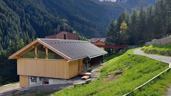 im Vordergund der neueste Teil des Schrofenhofes