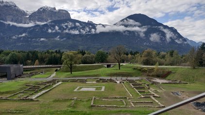 Blick über das Tal mit Bergen im Hintergrund