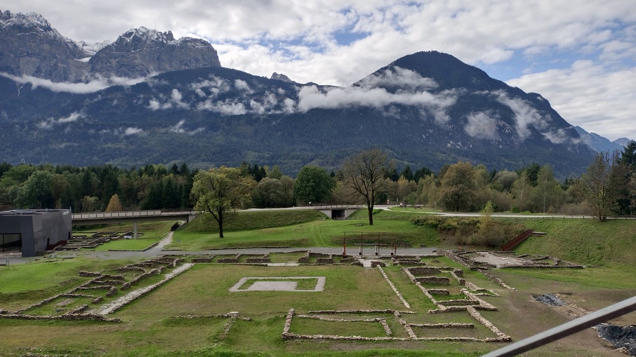 Blick über das Tal mit Bergen im Hintergrund