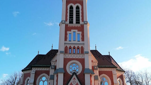 Ev. Kirche Villach-Stadtpark Turmseite mit Hauptportal