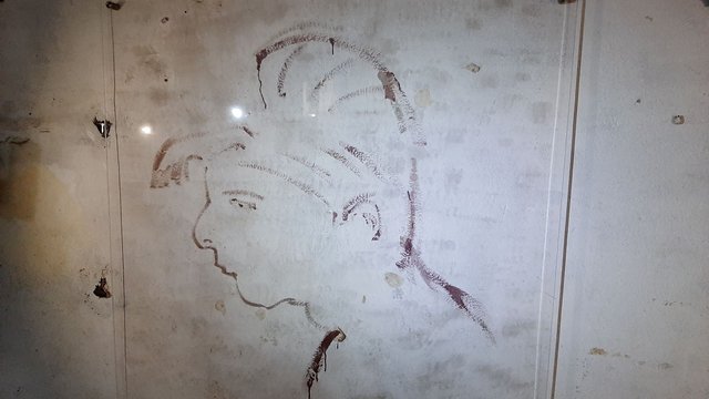 Ein Graffiti auf einer Mauer.