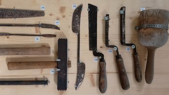 Steinwerkzeuge (Ende 19. Jahrhundert) im arteum-Bildhaueratelier © Reinhard Winter