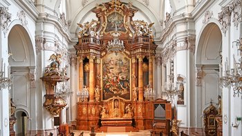 Ursulinenkirche Linz Kirchenraum mit Hochaltar