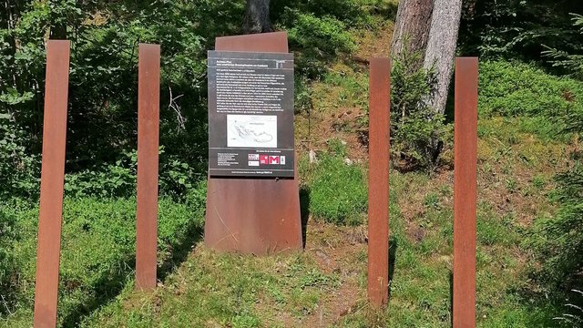 Eingang zum Archäopfad an der Römerstraße. Erste Informationen zum Brandopferplatz.