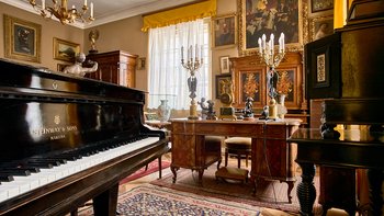 Arbeitszimmer mit Lehárs Steinway-Flügel
