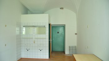 aufgelassene Gefängniszelle mit dem eigenen Sanitärbereich