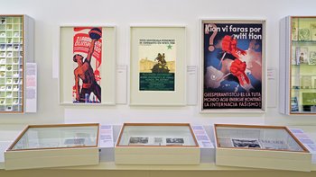 Abbildung von Ausstellungsvitrinen und Plakaten im Esperantomuseum © Österreichische Nationalbibliothek/Pichler