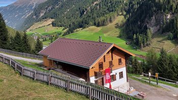 Talauswärts gesehen der Schrofenhof am Westhang des Pitztales