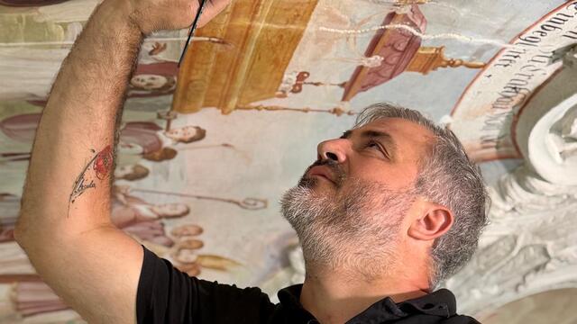 Restaurator Boris Golob bei Retuschierarbeiten