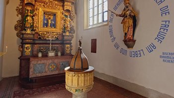 Taufkapelle mit Taufstein aus der Zeit um 1400, frühbarockem Altar mit Akanthusrahmen von Thomas Schwanthaler, 1700 und Madonna von Hans Degler, 1617.