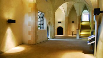 Gotische Halle mit Aufgang zum Museum