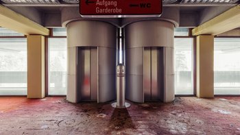 Lifts im Kongresshaus Bad Gastein von Gerhard Garstenauer mit Leuchtschild von Otl Aicher