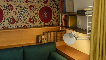 Schlafplatz der Architektin mit kirgisischem Wandbehang