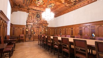 Die Verordnetenratsstube mit der historischen Tür