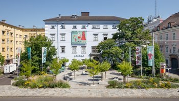 Außenansicht mit Vorplatz