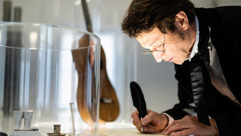 Heimo thiel als Franz Xaver Gruber im Stille Nacht Museum Hallein