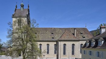 Die Außenansicht der Bregenzer Stadtpfarrkirche St. Gallus prägt der markante gotische Turm, die Barockisierung erfolgte zurückhaltend