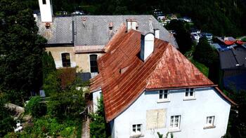 Ehemaliges Kapuzinerkloster und Kirche Mariahilf in Werfen. Historisches Ensemble in gewachsener Ortsstruktur. Aufnahme 2024.