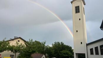 Kirchturm mit Regenbogen