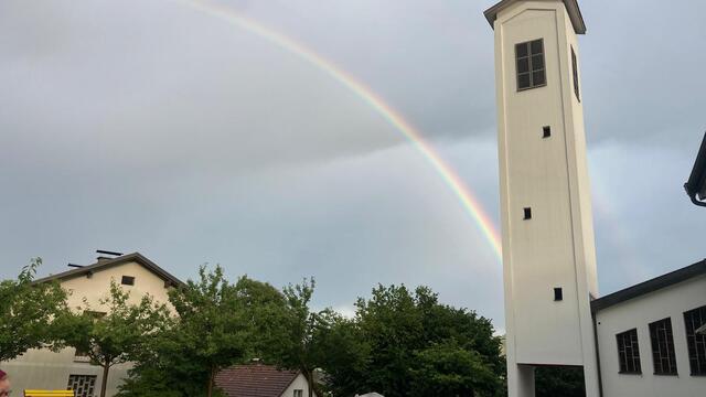 Kirchturm mit Regenbogen