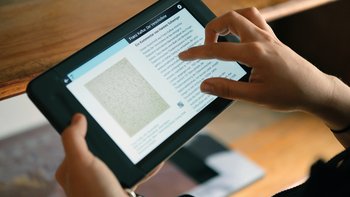 Tablet, das vertiefende Texte aus der Dauerausstellung zeigt