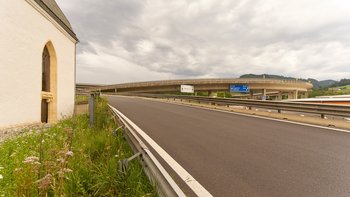 Ansicht auf die ehemalige Kapelle von der Autobahnabfahrt von der S6 Richtung Graz.