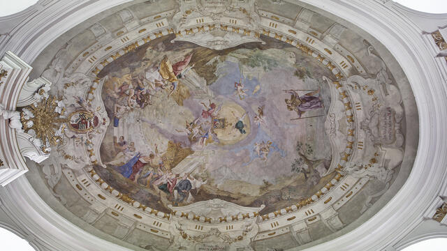 Das prunkvolle, 1765 vom Allgäuer Maler Johann Weiß geschaffene Deckengemälde vor der Restaurierung. 