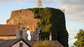 Kirchenruine am Rafingsberg von außen.