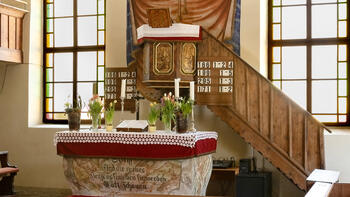 Kanzel und Altar des Bethauses
