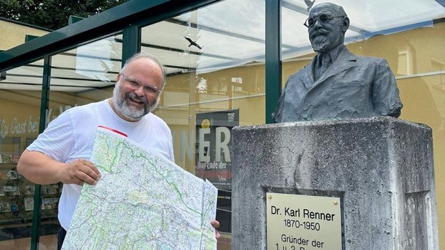 Michael Wilczek lädt zum Spaziergang auf den Spuren von Karl Renner ein.