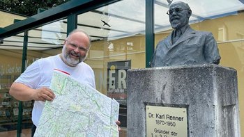 Michael Wilczek lädt zum Spaziergang auf den Spuren von Karl Renner ein.
