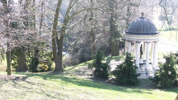 Aphroditentempel, ionischer Monopterus aus weißem Marmor, 1822 für einen oberitalienischen Villenpark angefertigt, Ankauf durch Ludwig Hatschek, 1913