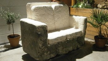 Sofa aus einem alten Sandsteinsteinblock (150b x 90t x 125h cm), Bildhauermeister Reinhard Winter, 2021 © Reinhard Winter