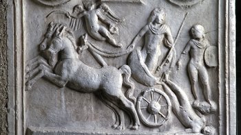 Römerzeitliches Grabbaurelief mit der Darstellung der Schleifung des Hektor durch Achilles an der Fassade des Doms in Maria Saal