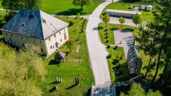 Der 500 Jahre alte Lachitzhof (heute Museum für Quellenkultur) mit umliegenden Quellenkulturpark.
