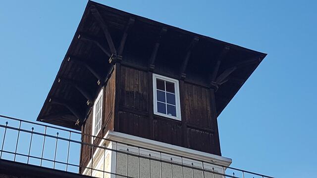 Villa Emma mit Aussichtsturm von 1910 auf die k. &. k. privilegierte Sudbahnstrecke