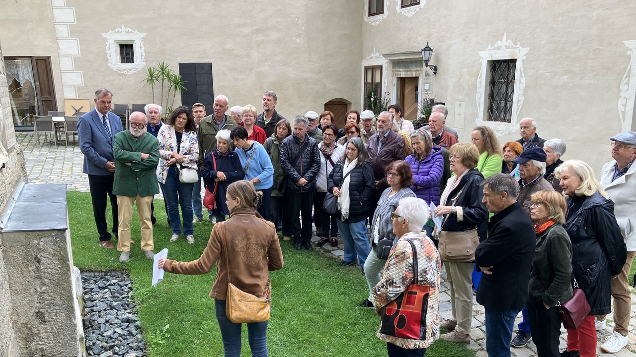 Besucher:innen beim Vortrag