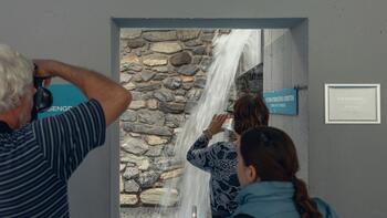 Eine Besuchergruppe bei einer Fügrung durch die Felsentherme
