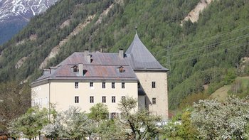 Schloss Sigmundsried, (rechts:) der mittelalterliche Turm in Sichtmauerwerk, mit Aborterker (Ansicht von Süden)