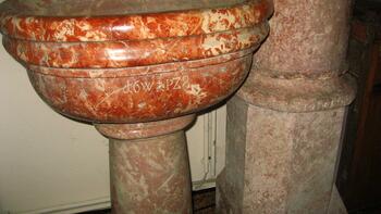 Taufbecken der Bürgerspitalkirche aus Traunseemarmor - gestiftet durch Georg Prugglacher 1628