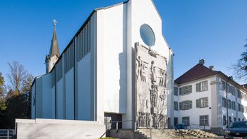 Klosterkirche nach Restaurierung mit Portalplastik