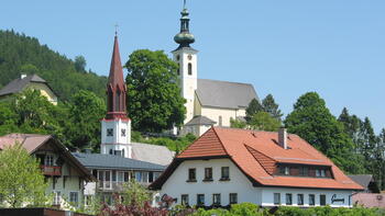 Wallfahrtskirche Maria Attersee, im Vordergrung Evangelische Pfarrkirche