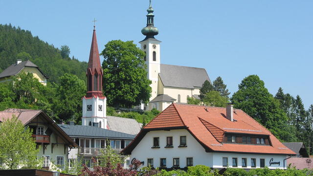 Wallfahrtskirche Maria Attersee, im Vordergrung Evangelische Pfarrkirche