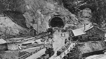 Baustelle vor dem Eisenbahntunnel.