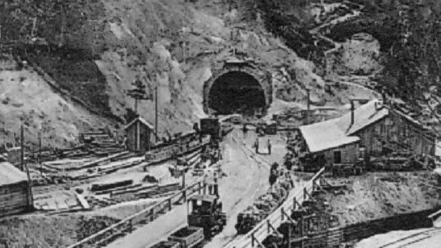 Baustelle vor dem Eisenbahntunnel.