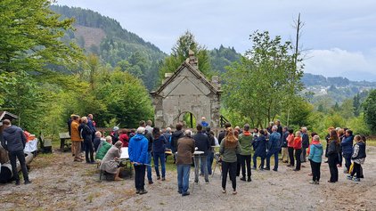 Besucher:innen beim Besichtigen