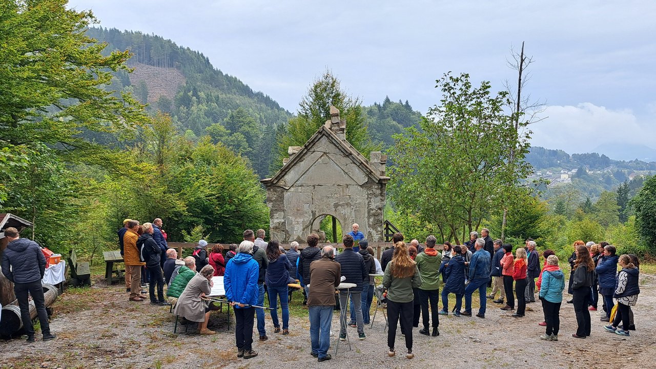 Besucher:innen beim Besichtigen
