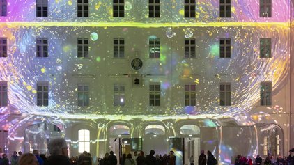 Bunt beleuchtete Fassade